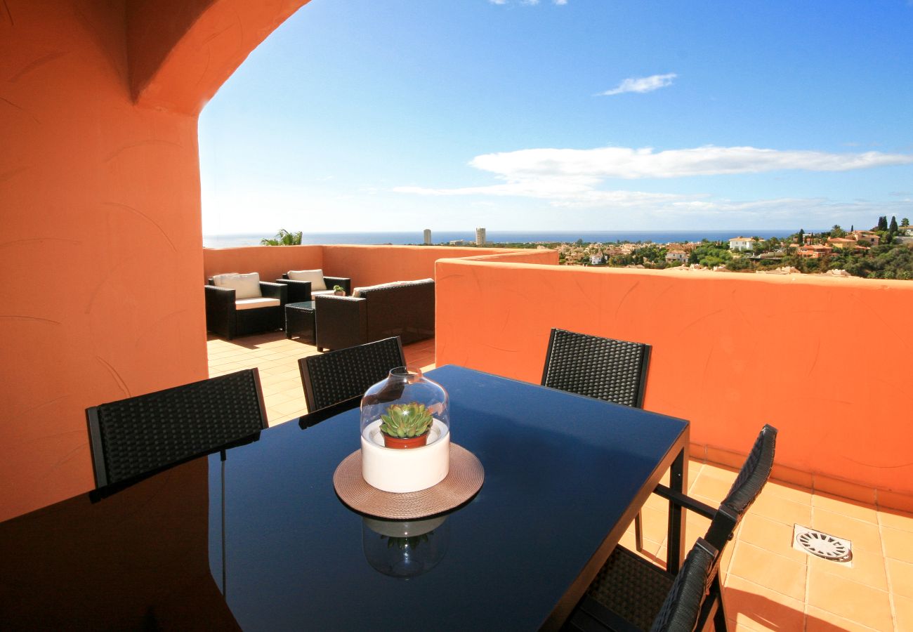Apartamento en Marbella - Elegante Ático Dúplex en Los Lagos de Santa María