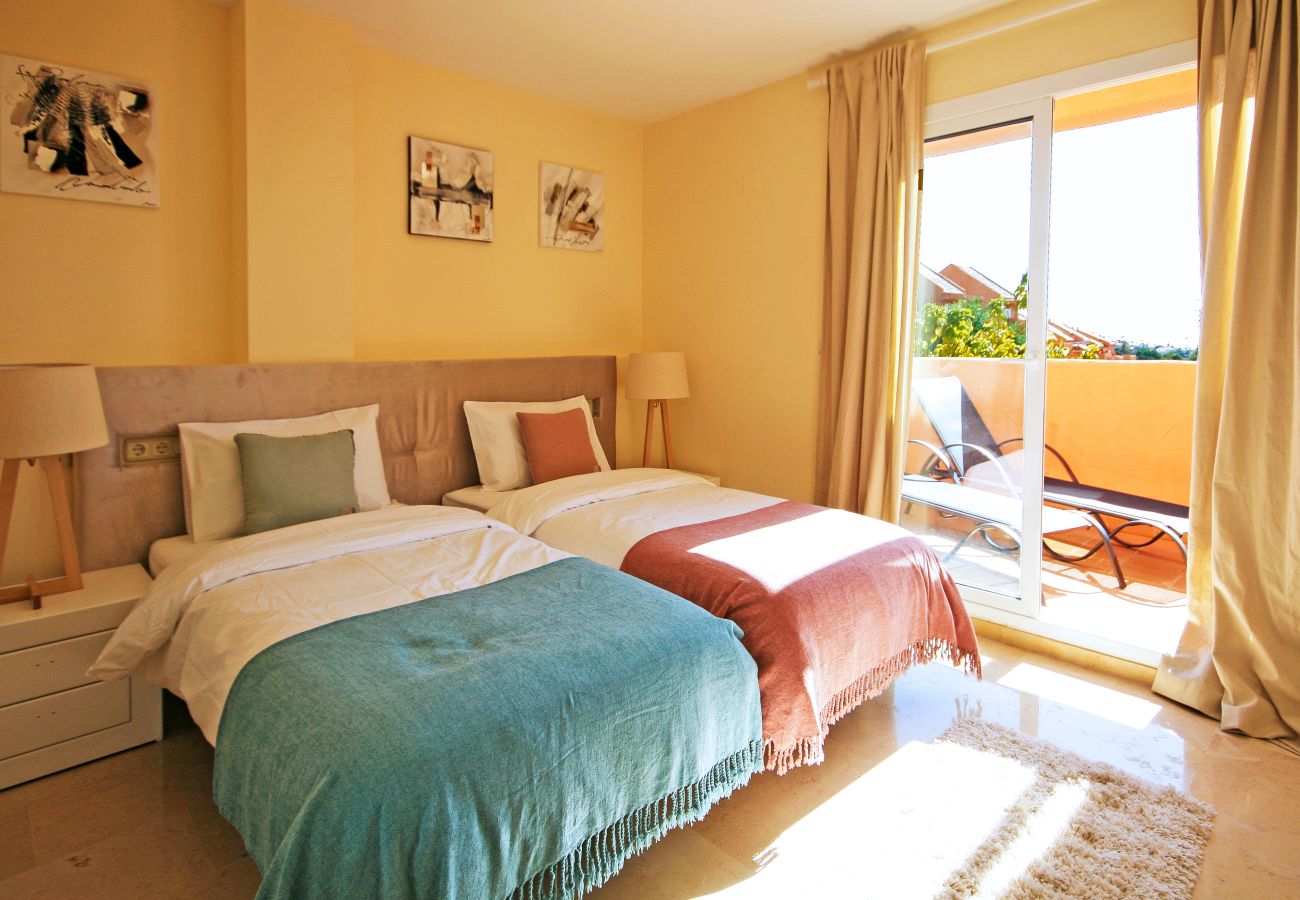 Apartamento en Marbella - Elegante Ático Dúplex en Los Lagos de Santa María