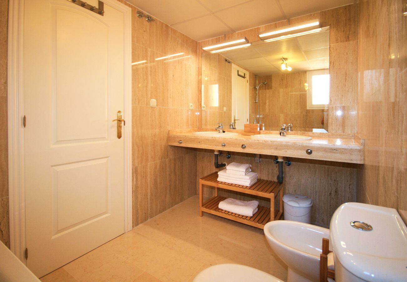 Apartamento en Marbella - Elegante Ático Dúplex en Los Lagos de Santa María