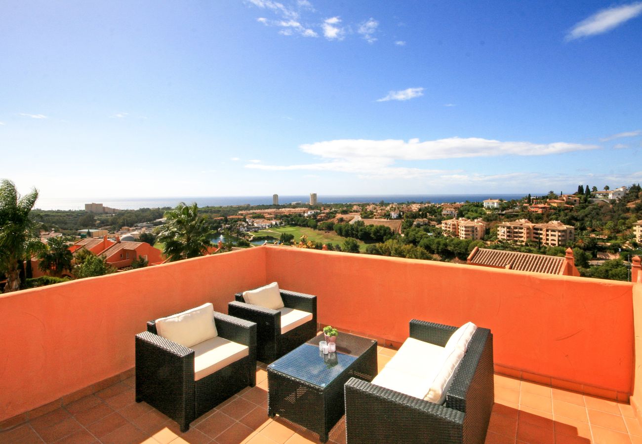Apartamento en Marbella - Elegante Ático Dúplex en Los Lagos de Santa María