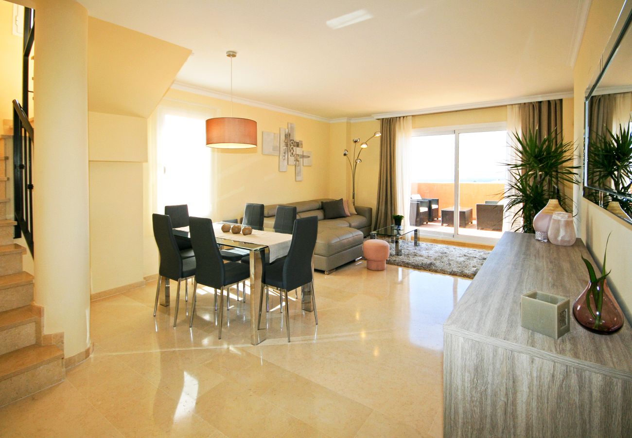 Apartamento en Marbella - Elegante Ático Dúplex en Los Lagos de Santa María