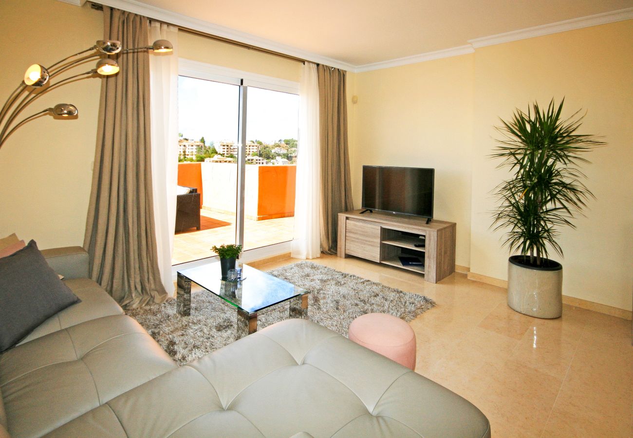 Apartamento en Marbella - Elegante Ático Dúplex en Los Lagos de Santa María