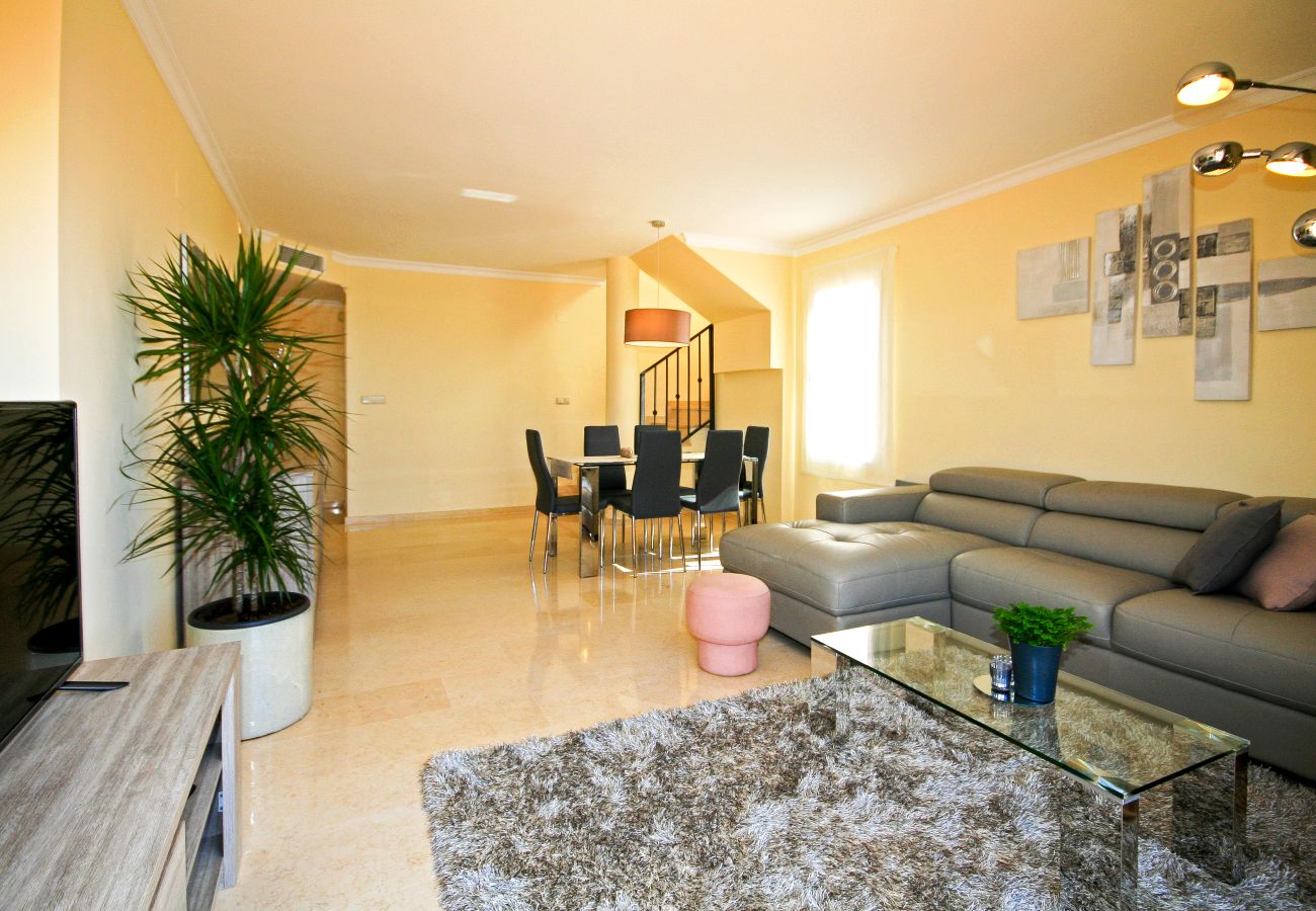 Apartamento en Marbella - Elegante Ático Dúplex en Los Lagos de Santa María