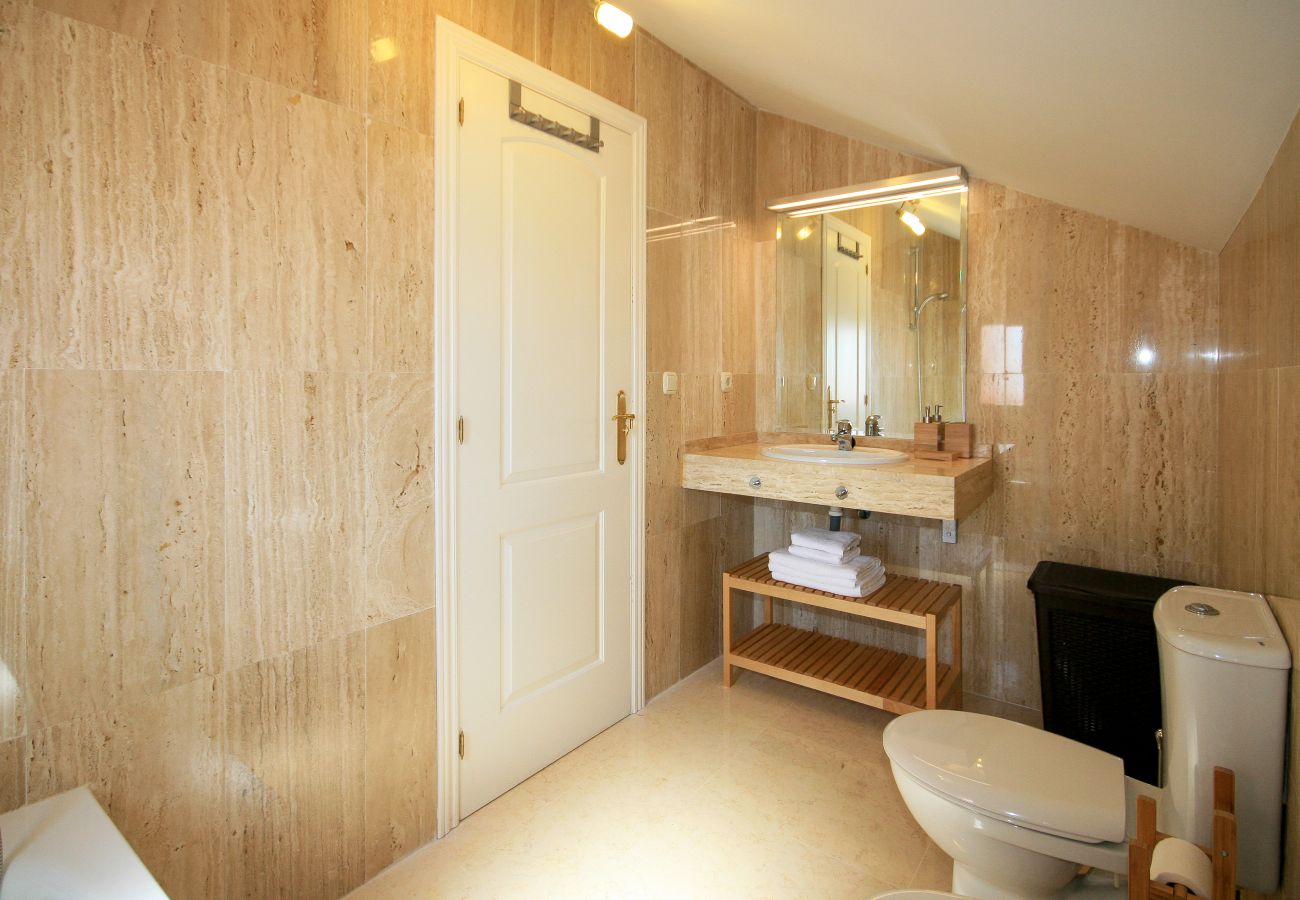 Apartamento en Marbella - Elegante Ático Dúplex en Los Lagos de Santa María