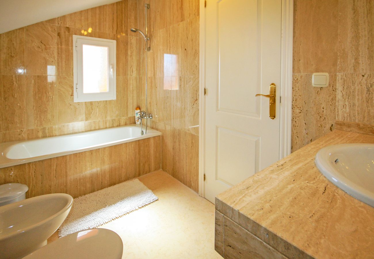 Apartamento en Marbella - Elegante Ático Dúplex en Los Lagos de Santa María