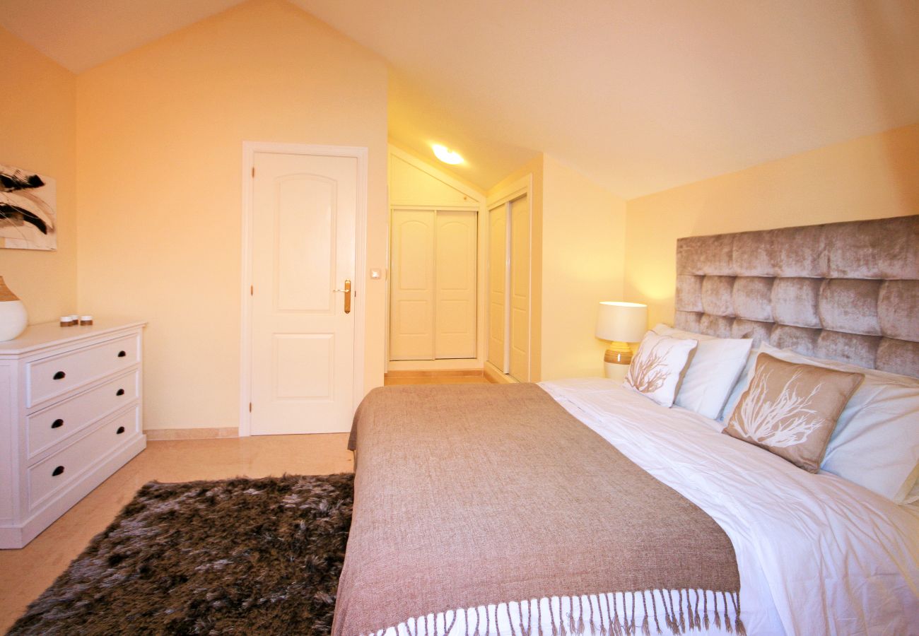 Apartamento en Marbella - Elegante Ático Dúplex en Los Lagos de Santa María