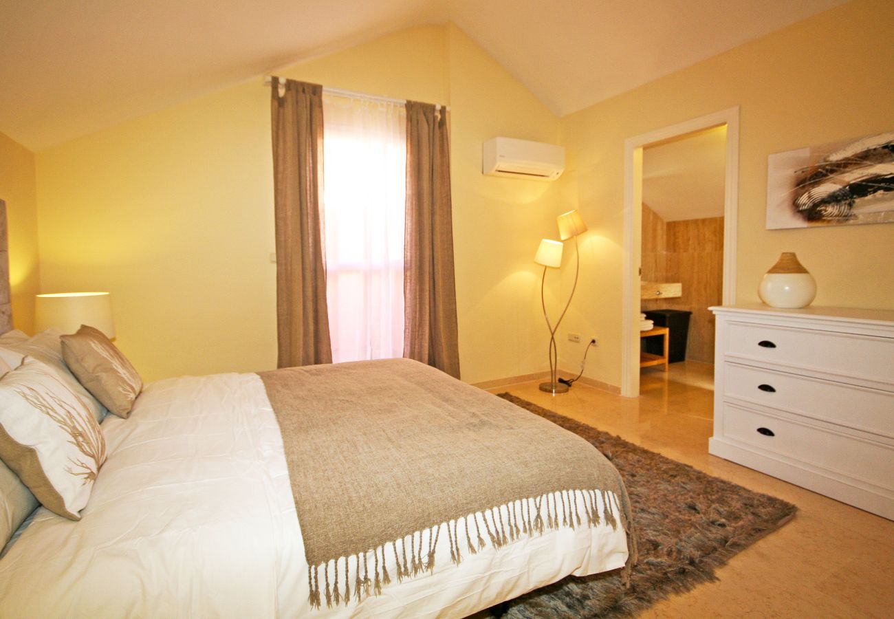 Apartamento en Marbella - Elegante Ático Dúplex en Los Lagos de Santa María