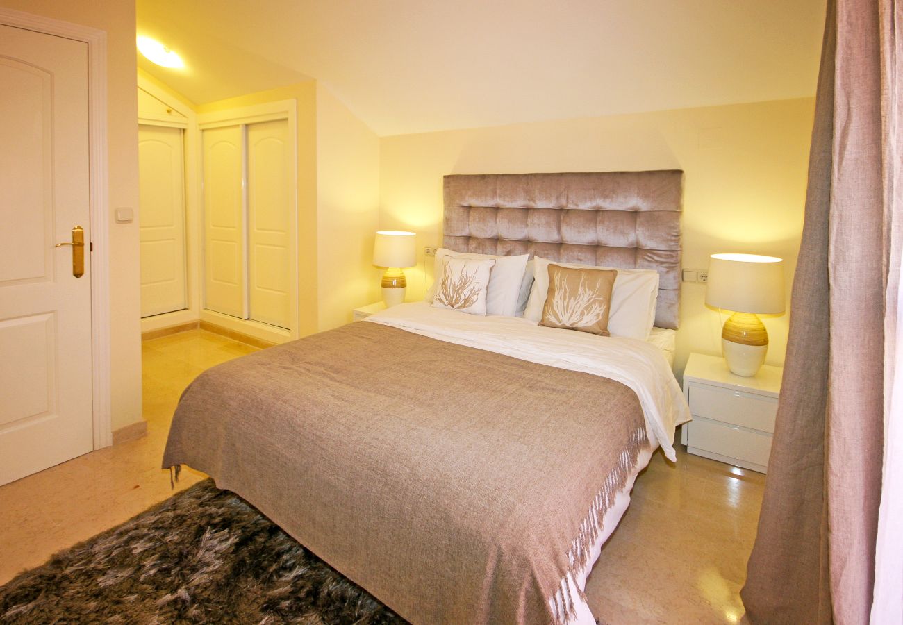 Apartamento en Marbella - Elegante Ático Dúplex en Los Lagos de Santa María