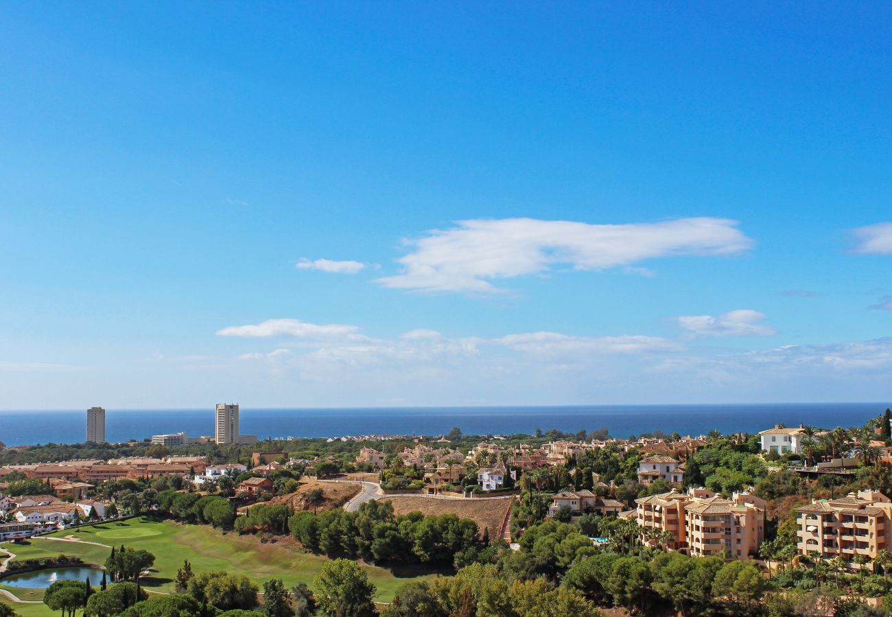 Apartamento en Marbella - Elegante Ático Dúplex en Los Lagos de Santa María