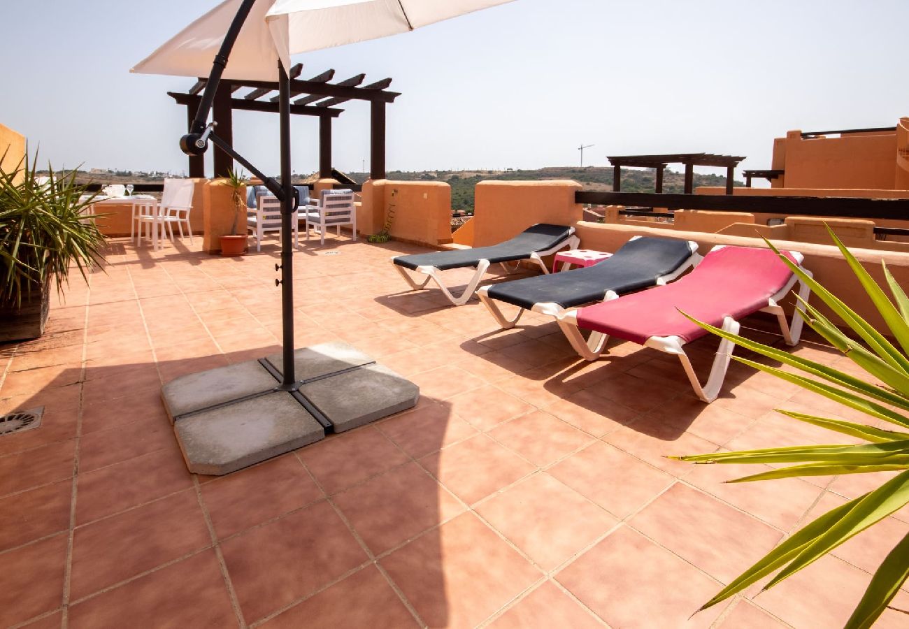 Apartamento en Casares - Ático con azotea, barbacoa y vistas al mar