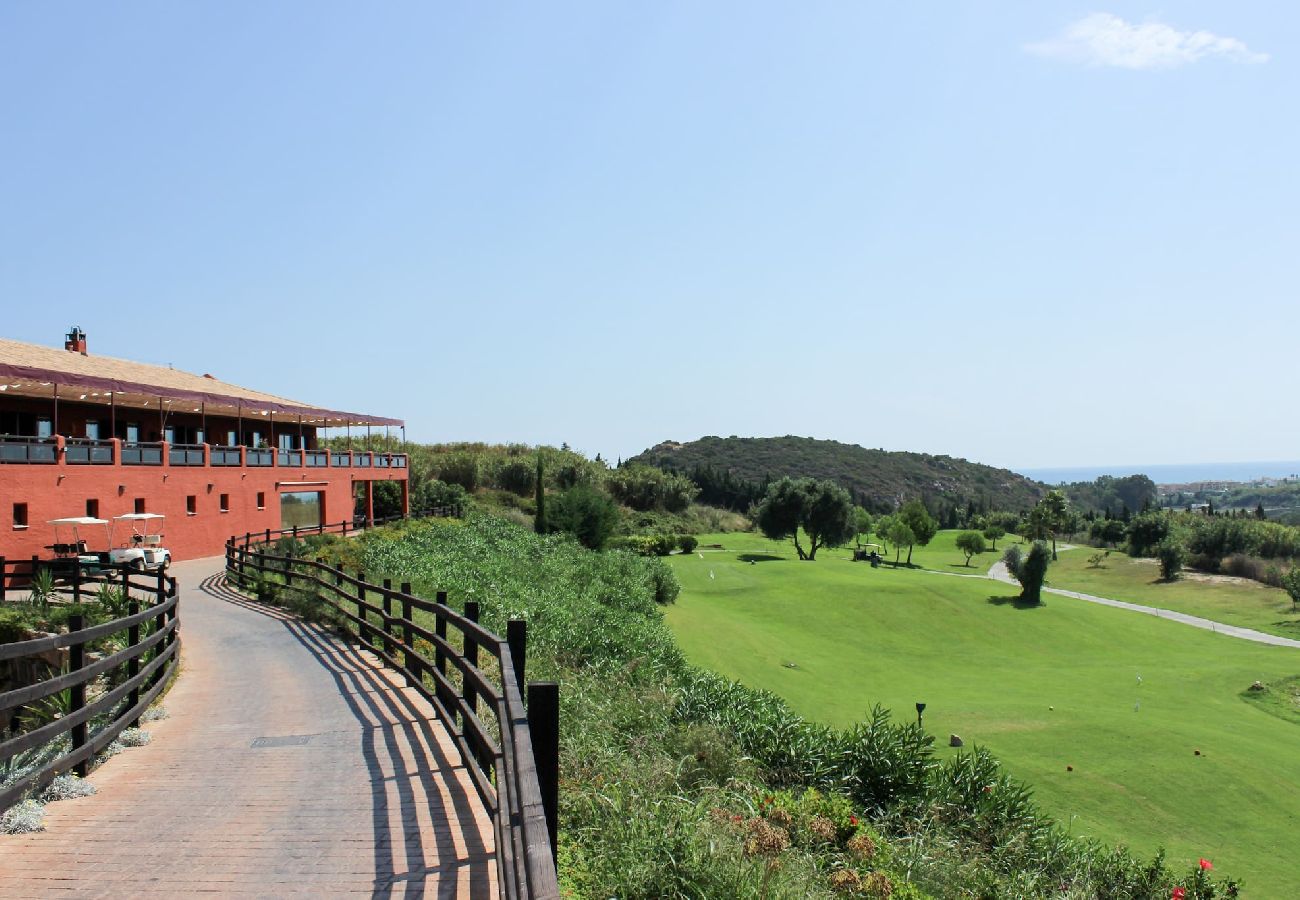 Apartamento en Casares - Ático con azotea, barbacoa y vistas al mar