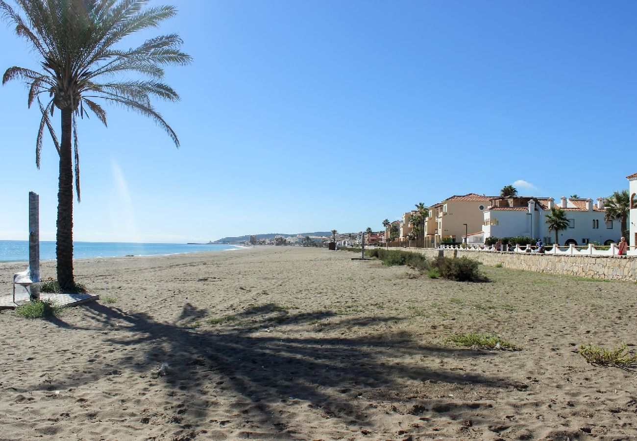 Apartamento en Casares - Ático con azotea, barbacoa y vistas al mar