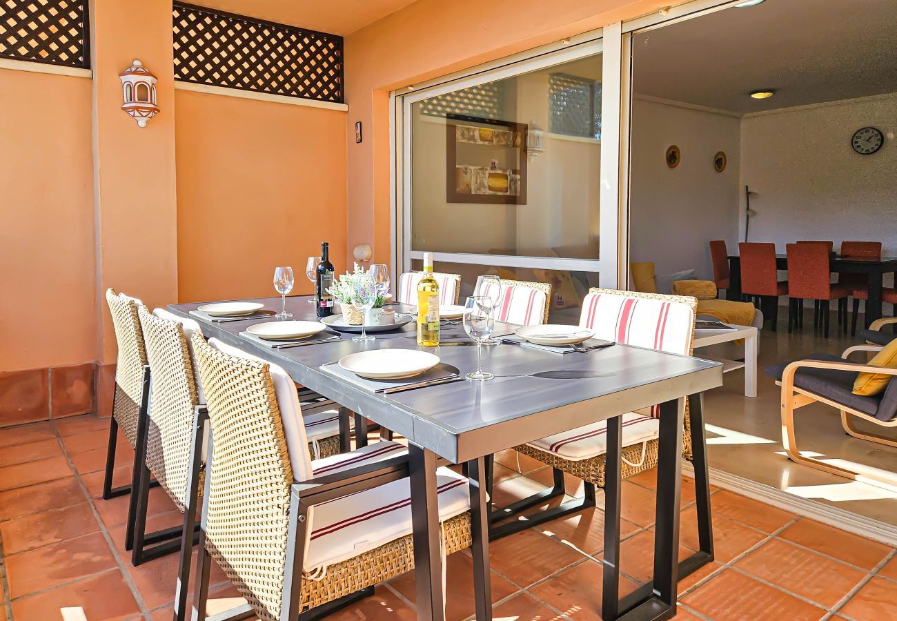 Apartamento en Marbella - Apartamento de tres dormitorios en Las Chapas, Marbella.