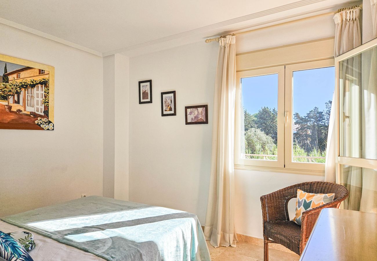 Apartamento en Marbella - Apartamento de tres dormitorios en Las Chapas, Marbella.