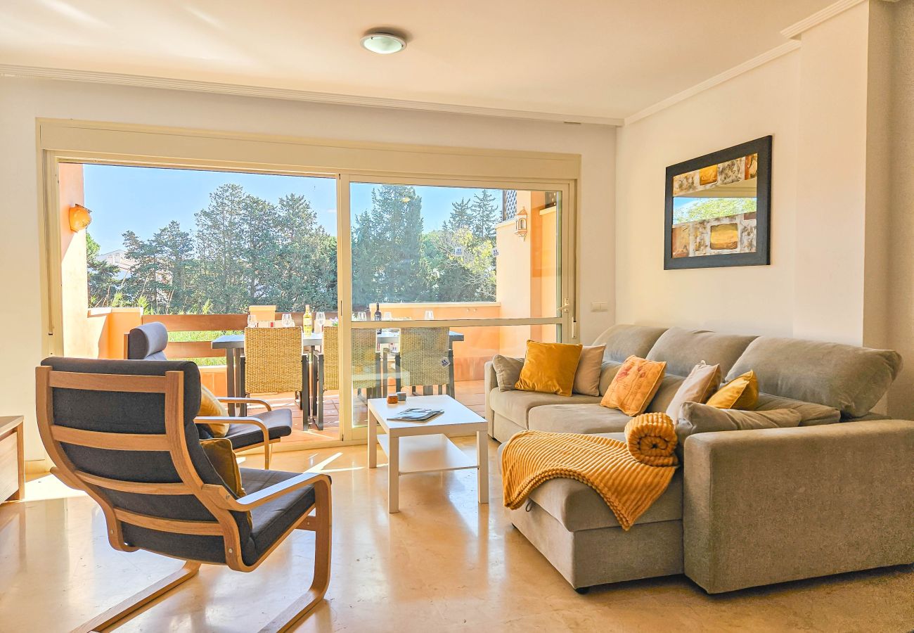 Apartamento en Marbella - Apartamento de tres dormitorios en Las Chapas, Marbella.
