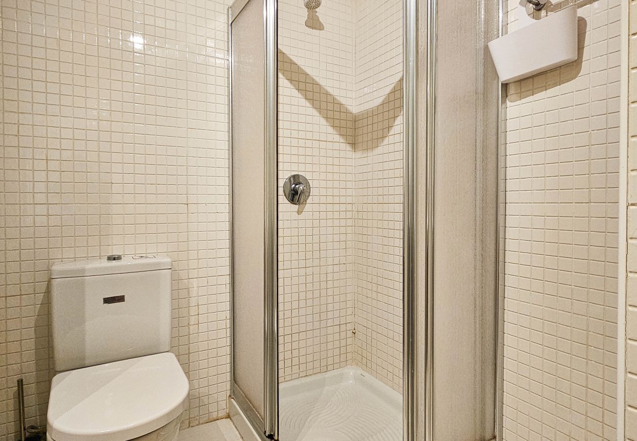 Apartamento en Marbella - Apartamento de tres dormitorios en Las Chapas, Marbella.