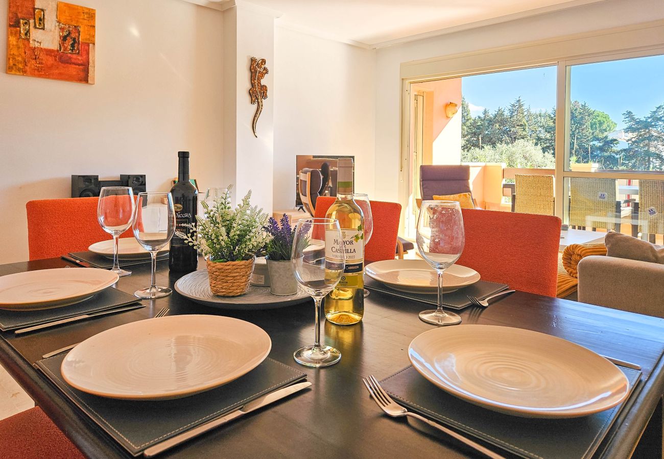 Apartamento en Marbella - Apartamento de tres dormitorios en Las Chapas, Marbella.