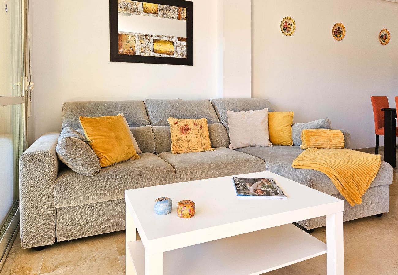 Apartamento en Marbella - Apartamento de tres dormitorios en Las Chapas, Marbella.