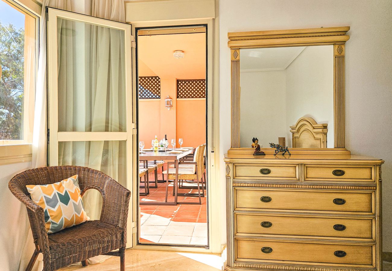 Apartamento en Marbella - Apartamento de tres dormitorios en Las Chapas, Marbella.