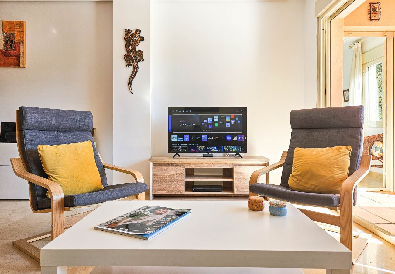 Apartamento en Marbella - Apartamento de tres dormitorios en Las Chapas, Marbella.