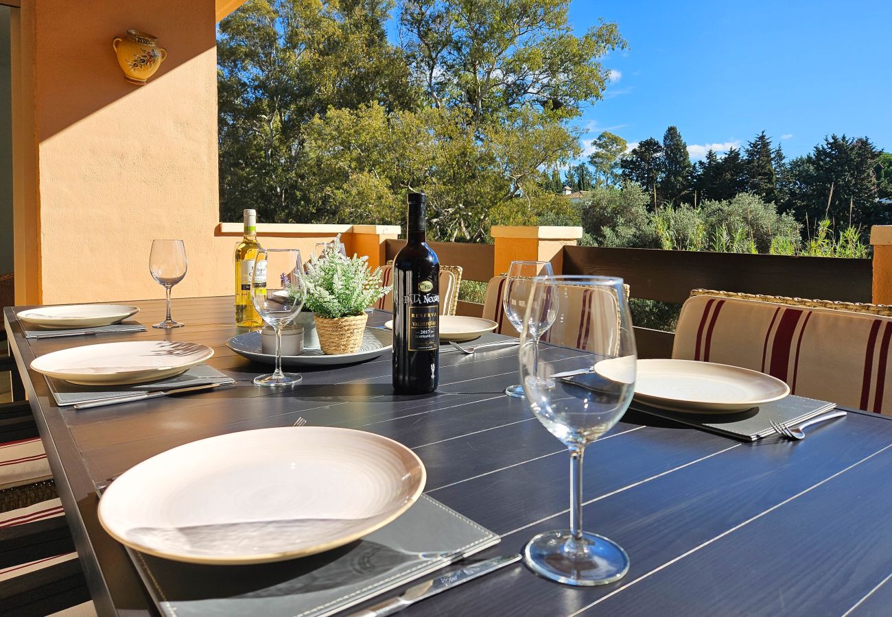 Apartamento en Marbella - Apartamento de tres dormitorios en Las Chapas, Marbella.