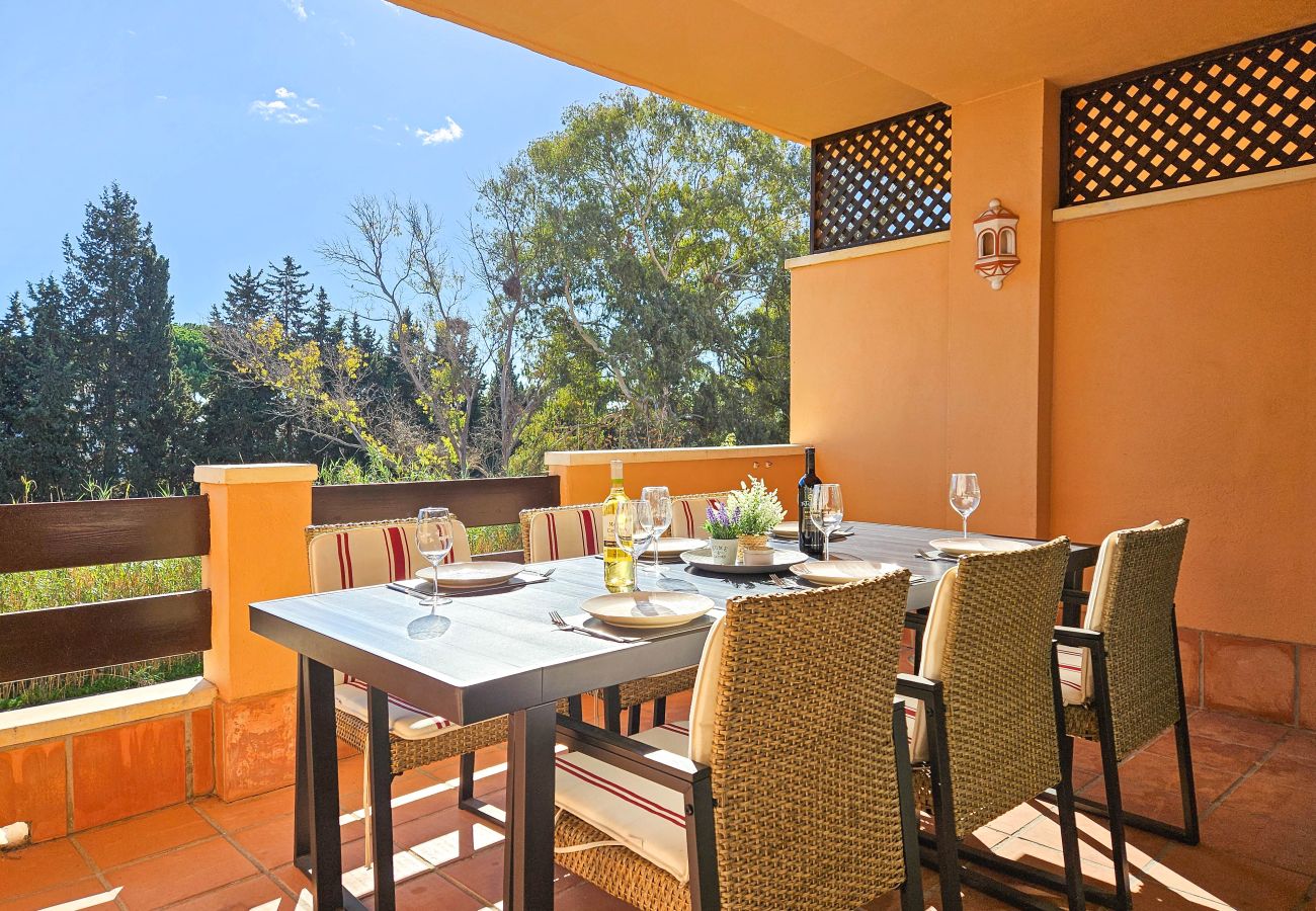 Apartamento en Marbella - Apartamento de tres dormitorios en Las Chapas, Marbella.