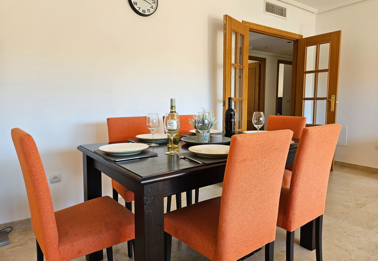 Apartamento en Marbella - Apartamento de tres dormitorios en Las Chapas, Marbella.