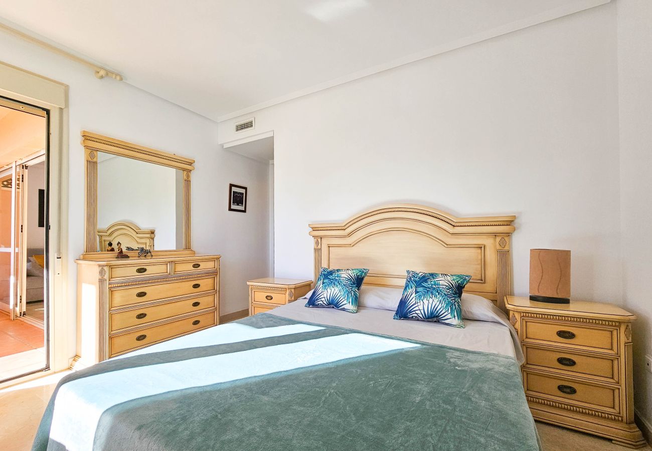 Apartamento en Marbella - Apartamento de tres dormitorios en Las Chapas, Marbella.