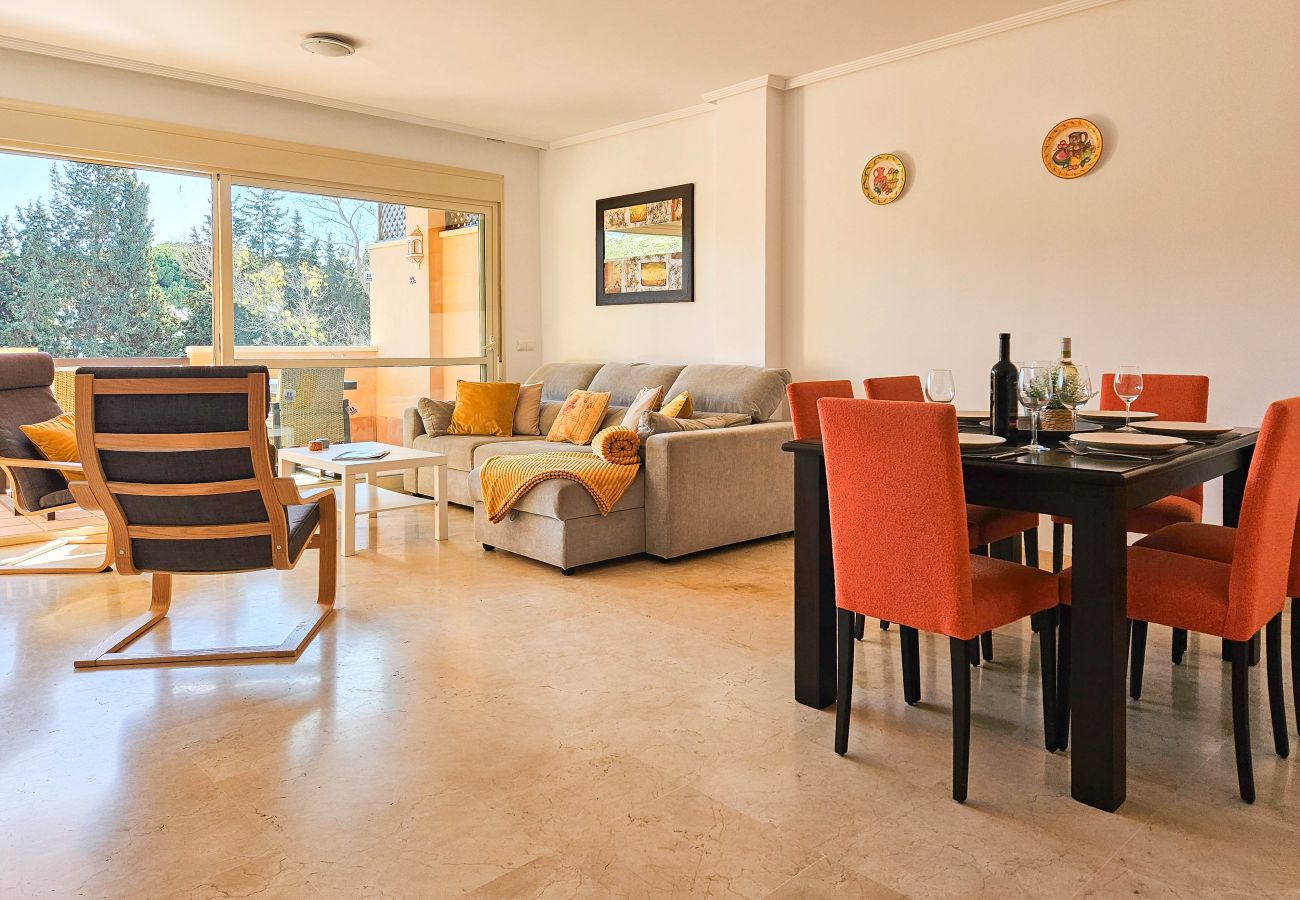 Apartamento en Marbella - Apartamento de tres dormitorios en Las Chapas, Marbella.