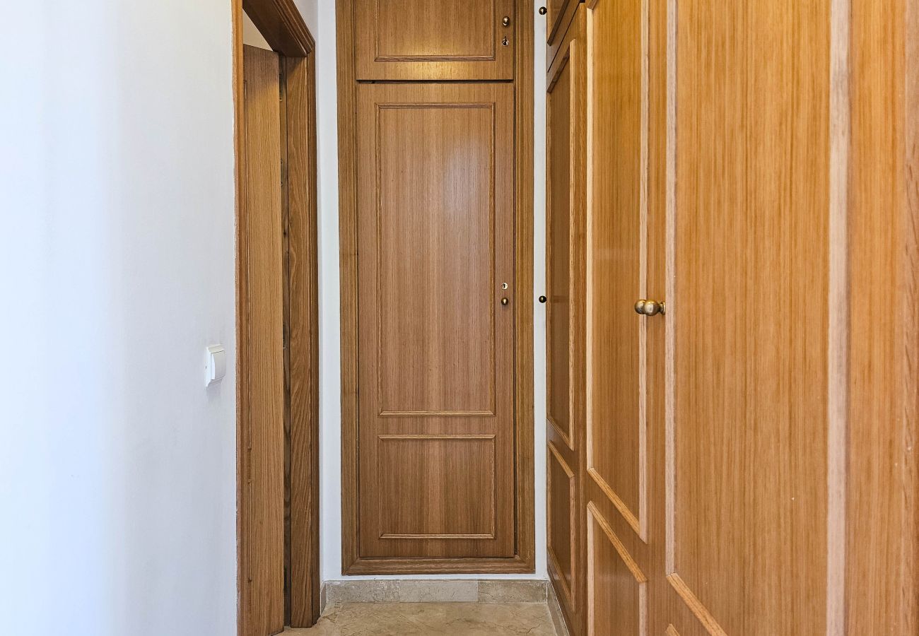 Apartamento en Marbella - Apartamento de tres dormitorios en Las Chapas, Marbella.