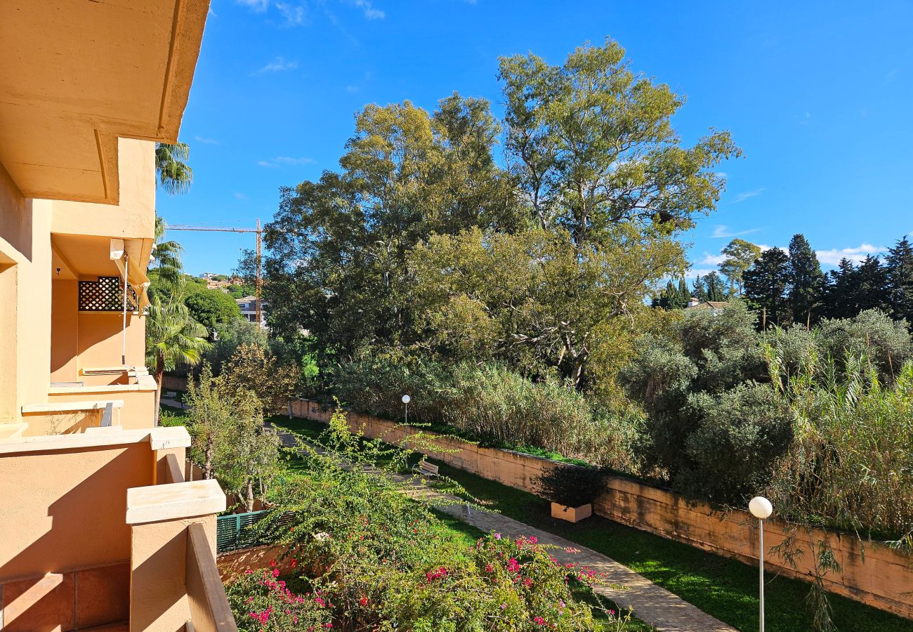 Apartamento en Marbella - Apartamento de tres dormitorios en Las Chapas, Marbella.
