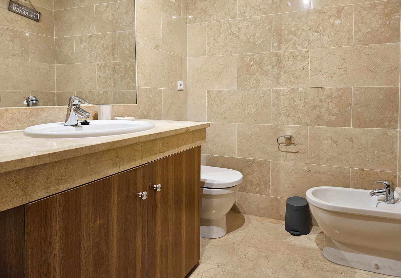 Apartamento en Marbella - Apartamento de tres dormitorios en Las Chapas, Marbella.