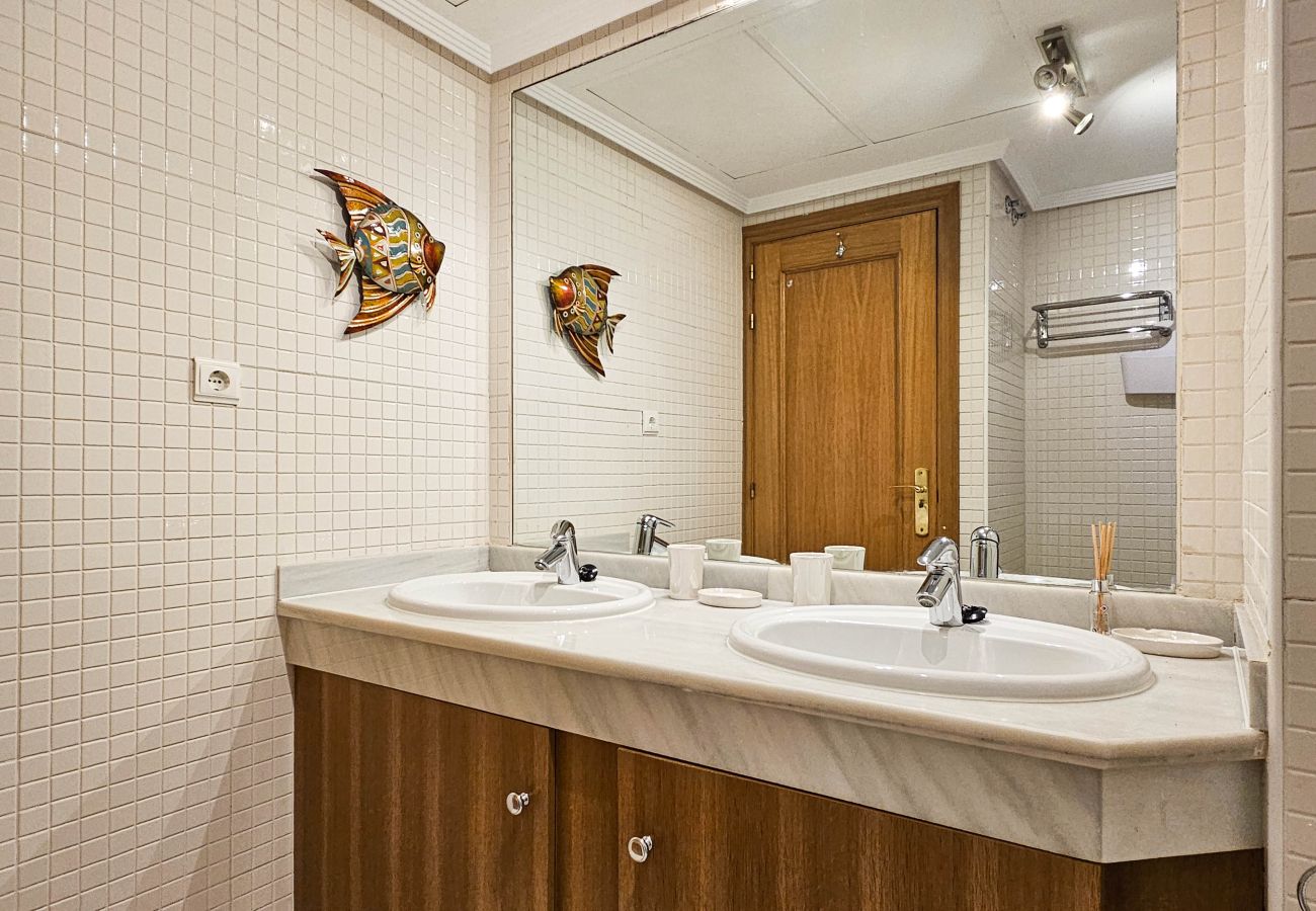 Apartamento en Marbella - Apartamento de tres dormitorios en Las Chapas, Marbella.