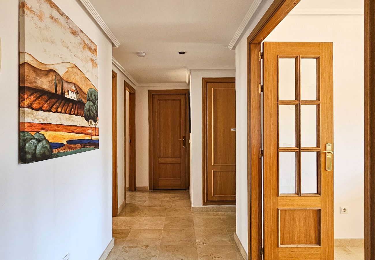 Apartamento en Marbella - Apartamento de tres dormitorios en Las Chapas, Marbella.