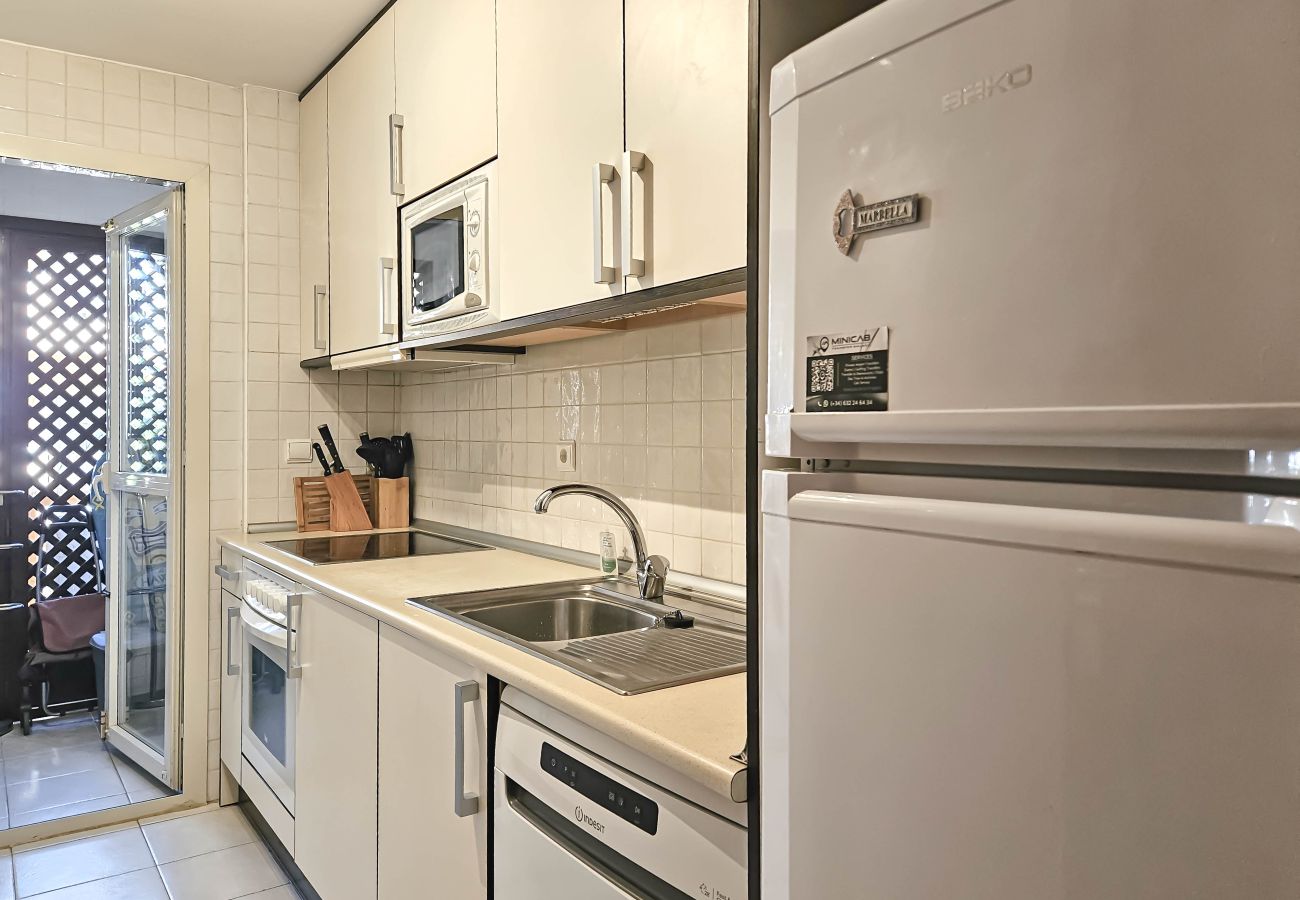 Apartamento en Marbella - Apartamento de tres dormitorios en Las Chapas, Marbella.