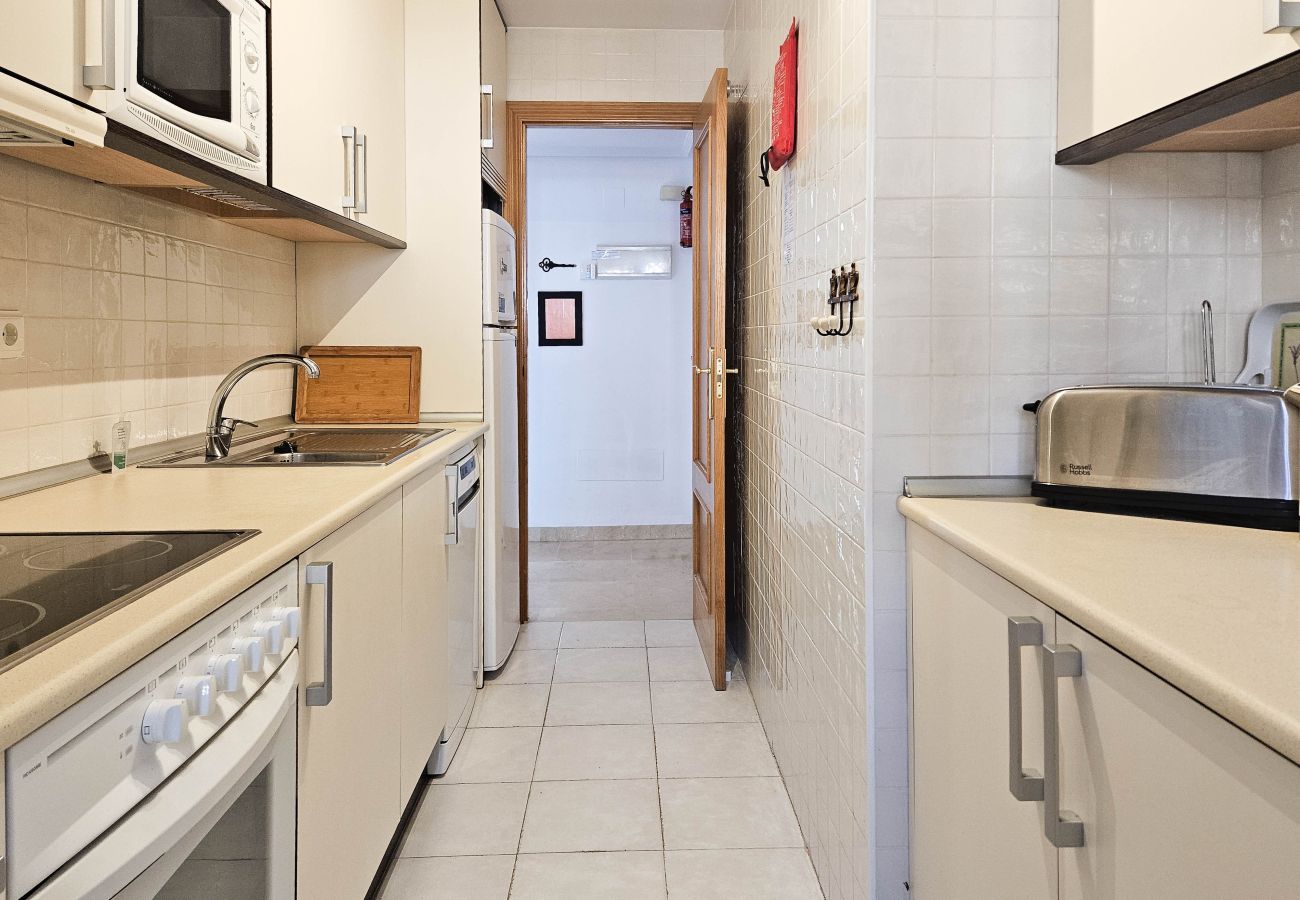Apartamento en Marbella - Apartamento de tres dormitorios en Las Chapas, Marbella.