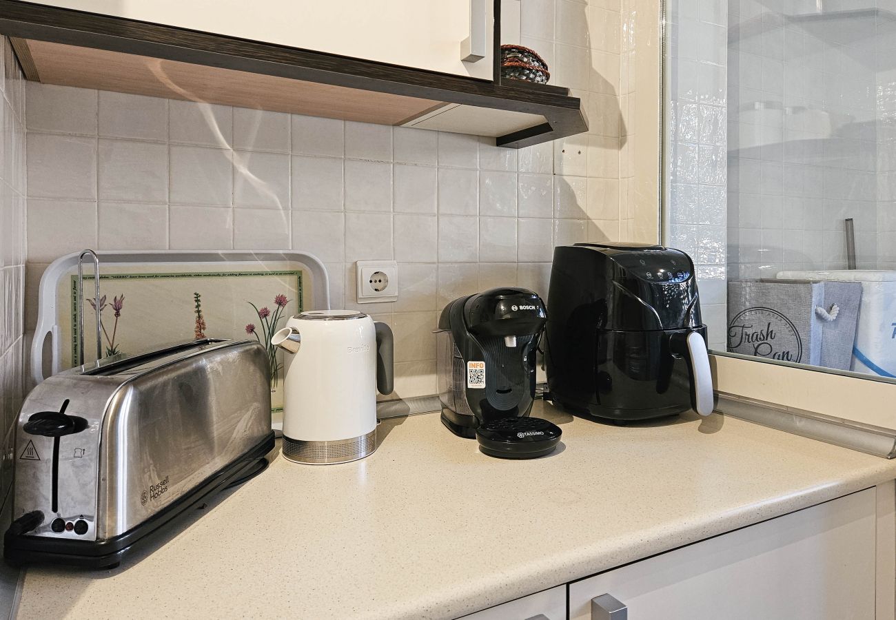 Apartamento en Marbella - Apartamento de tres dormitorios en Las Chapas, Marbella.