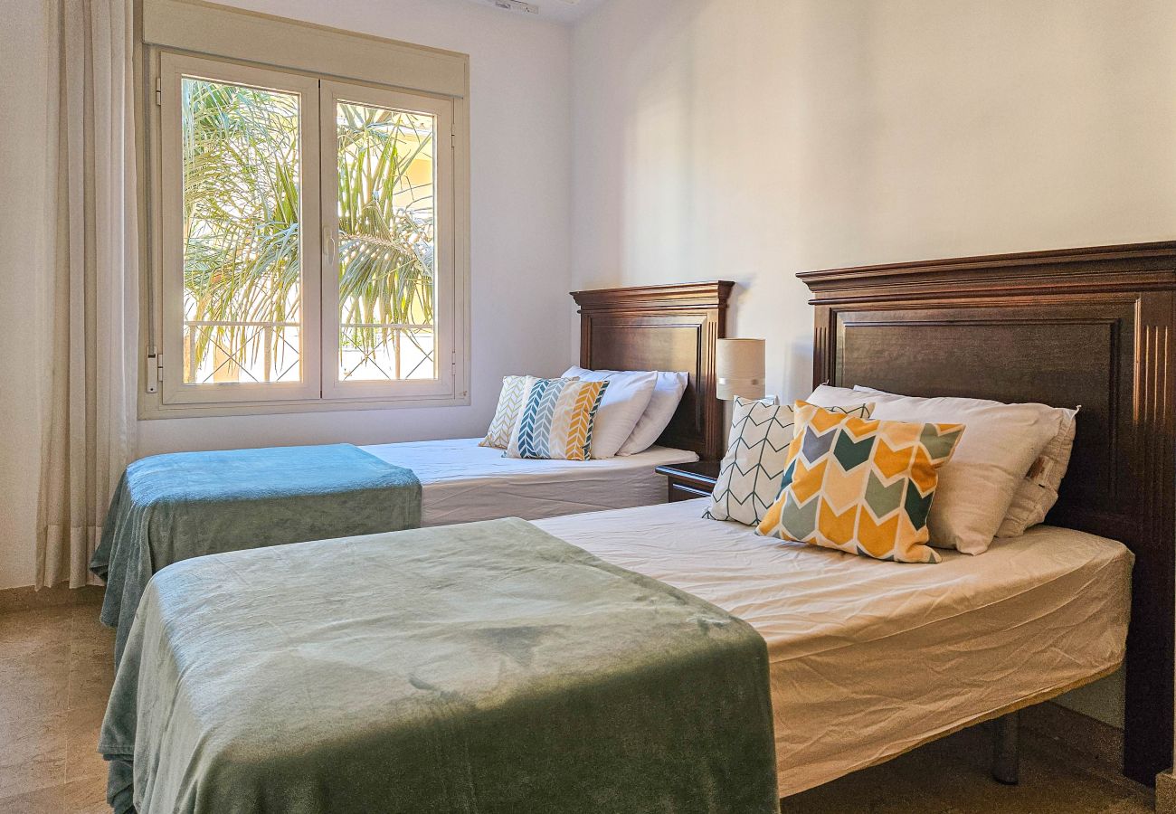 Apartamento en Marbella - Apartamento de tres dormitorios en Las Chapas, Marbella.