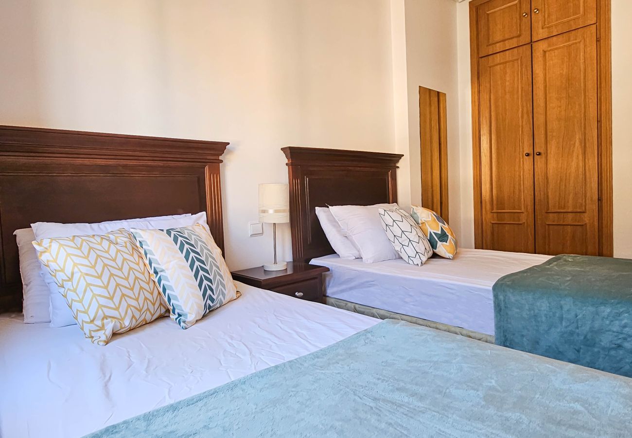 Apartamento en Marbella - Apartamento de tres dormitorios en Las Chapas, Marbella.