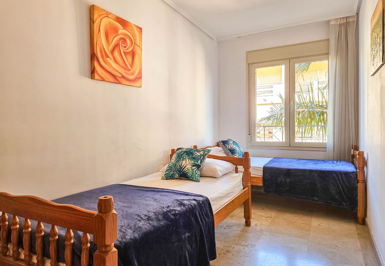 Apartamento en Marbella - Apartamento de tres dormitorios en Las Chapas, Marbella.
