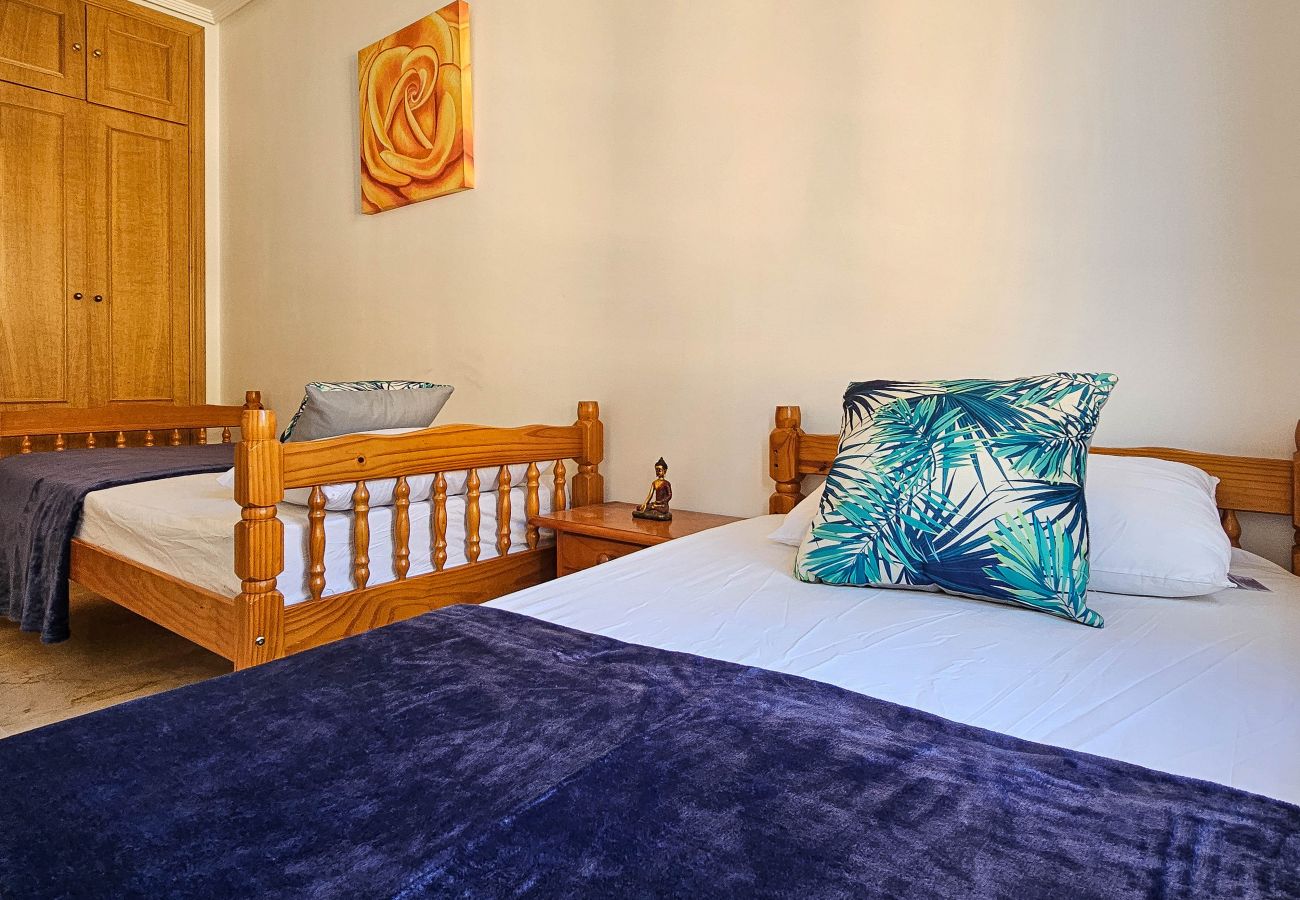 Apartamento en Marbella - Apartamento de tres dormitorios en Las Chapas, Marbella.