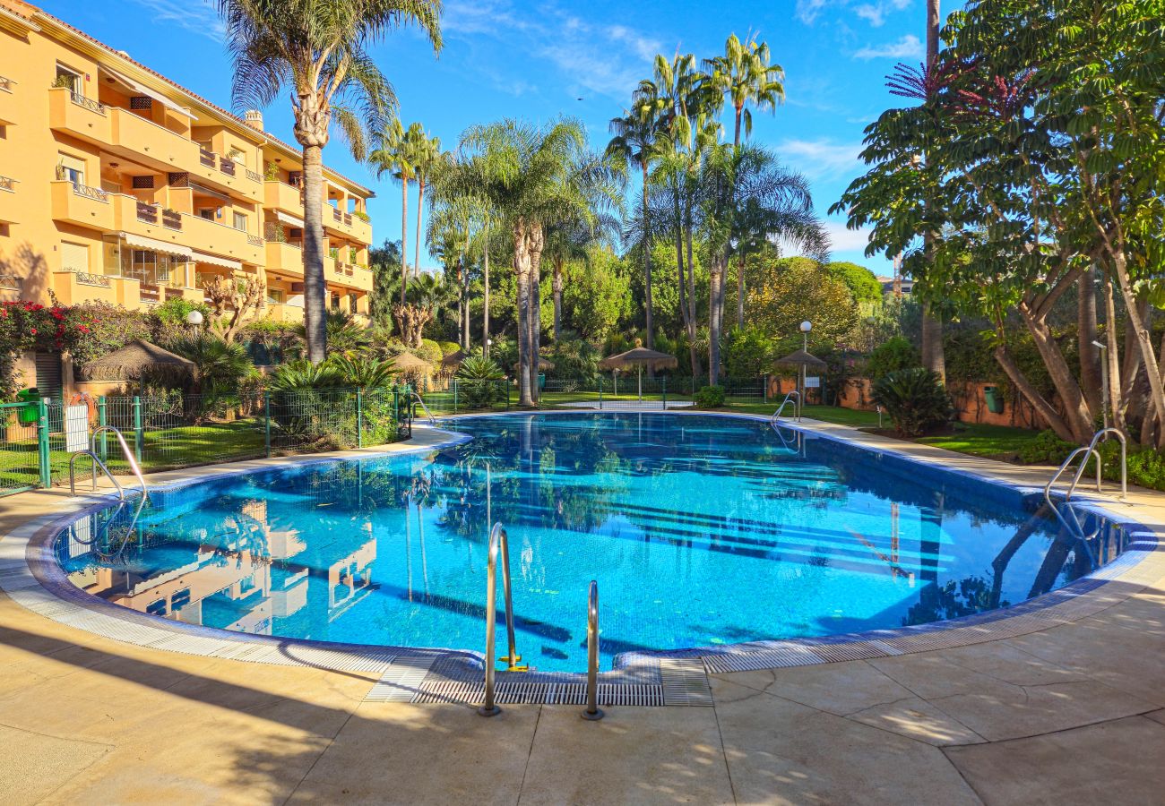 Apartamento en Marbella - Apartamento de tres dormitorios en Las Chapas, Marbella.