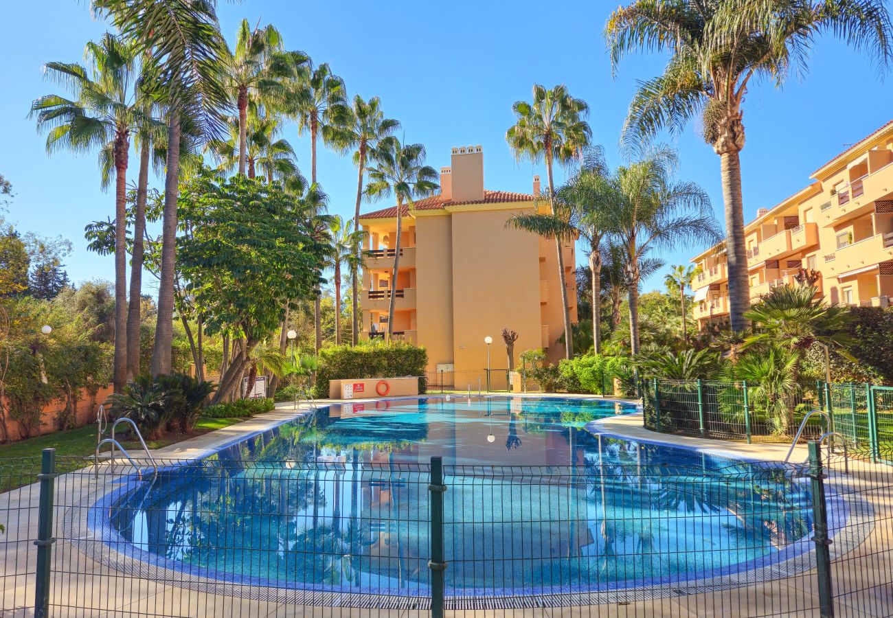 Apartamento en Marbella - Apartamento de tres dormitorios en Las Chapas, Marbella.