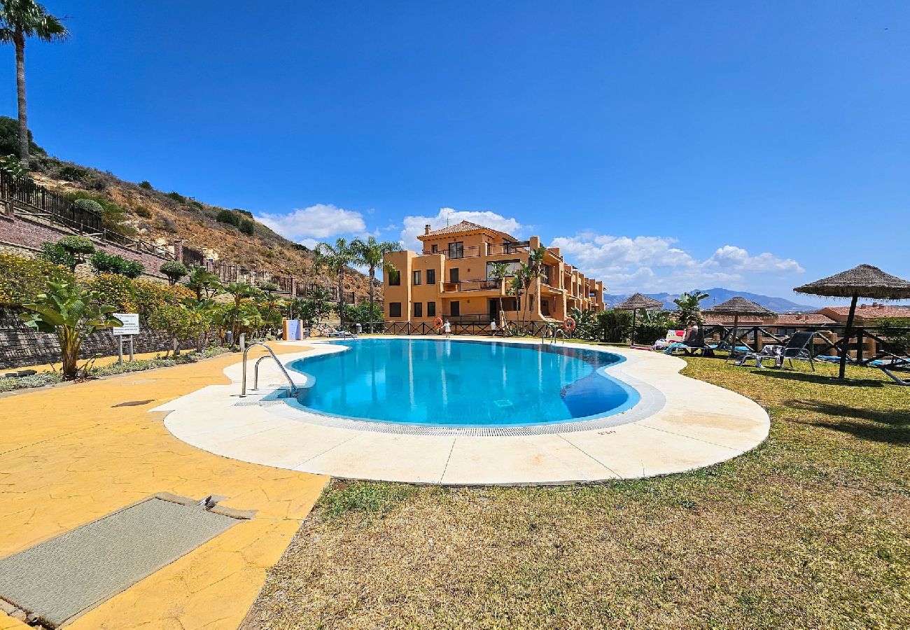Apartamento en Mijas Costa - 5 piscinas comunitarias y excelentes vistas @ Calanova Sea Golf