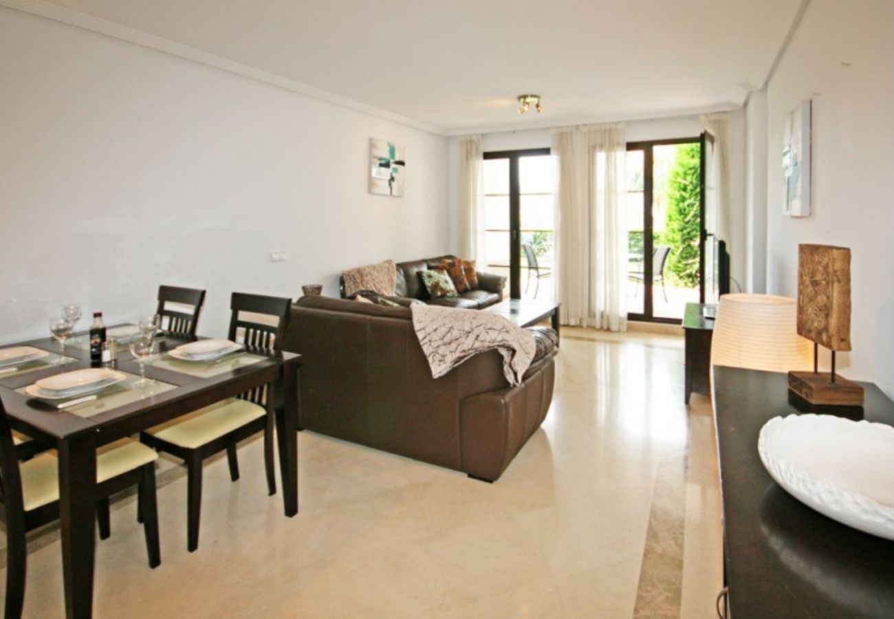 Apartamento en Benahavís - Apartamento con jardín en La Torre, Club de Golf Los Arqueros