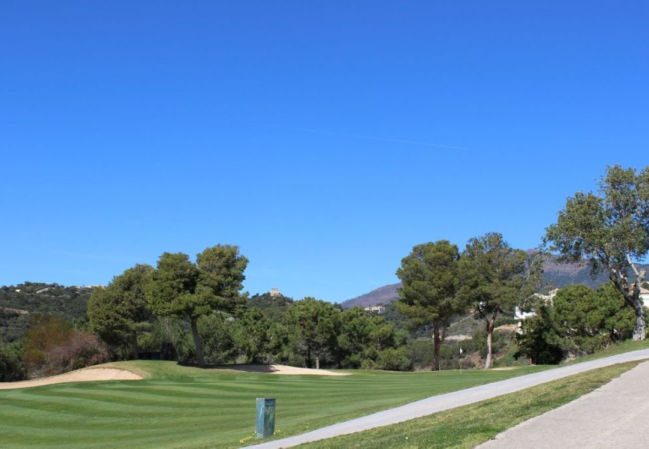 Apartamento en Benahavís - Apartamento con jardín en La Torre, Club de Golf Los Arqueros