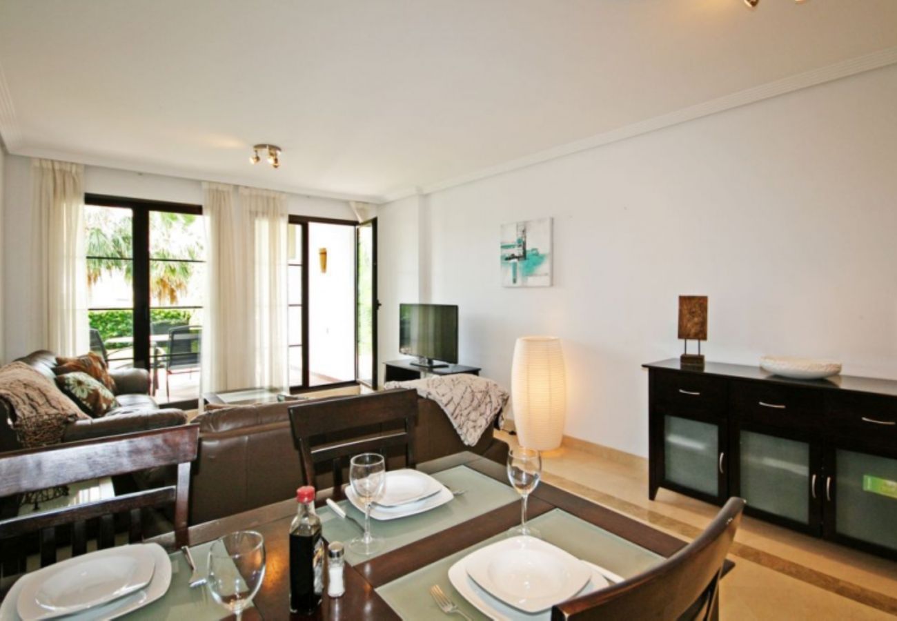 Apartamento en Benahavís - Apartamento con jardín en La Torre, Club de Golf Los Arqueros