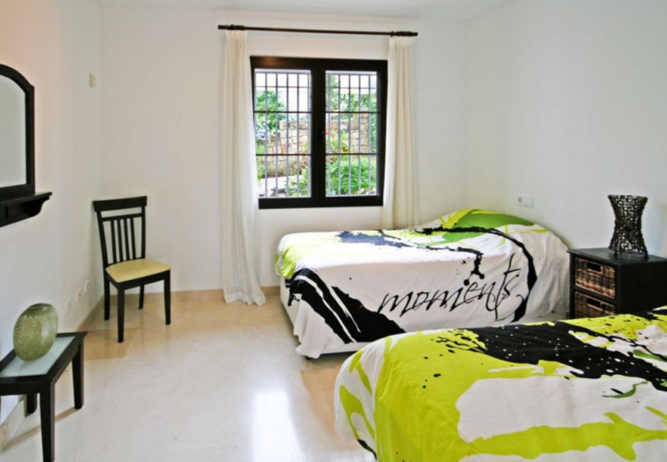 Apartamento en Benahavís - Apartamento con jardín en La Torre, Club de Golf Los Arqueros