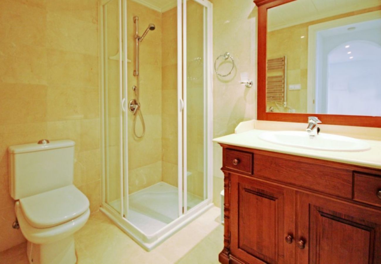 Apartamento en Benahavís - Apartamento con jardín en La Torre, Club de Golf Los Arqueros
