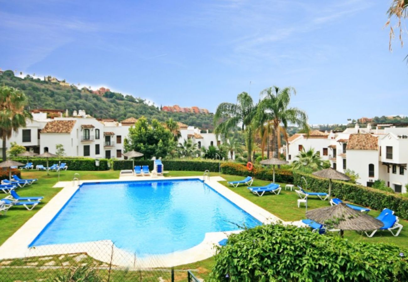 Apartamento en Benahavís - Apartamento con jardín en La Torre, Club de Golf Los Arqueros